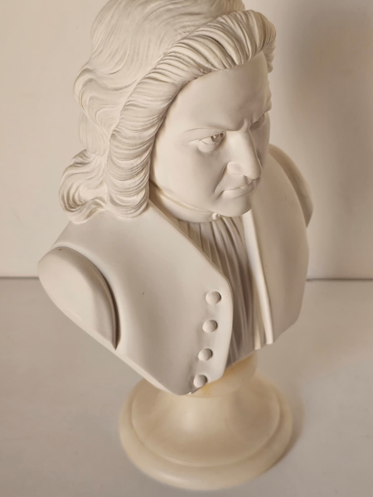 Busto Bach – vista laterale destra