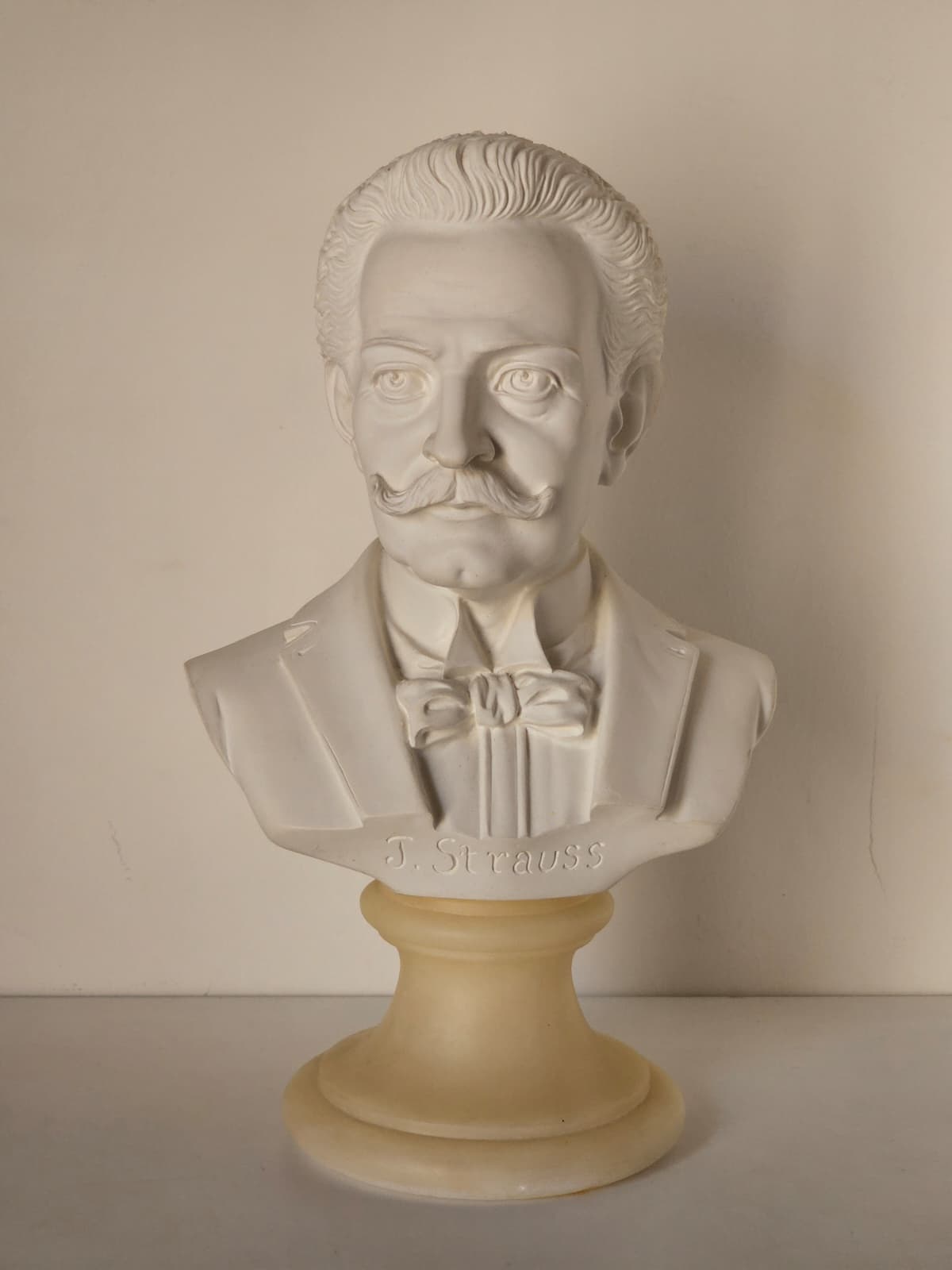 Busto Strauss – vista frontale completa con basamento ambrato
