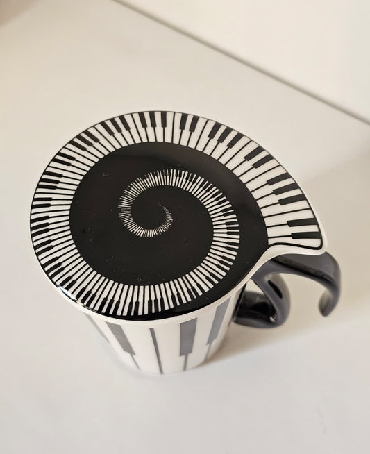 Tazza pianoforte - vista dall'alto con coperchio a spirale di tasti