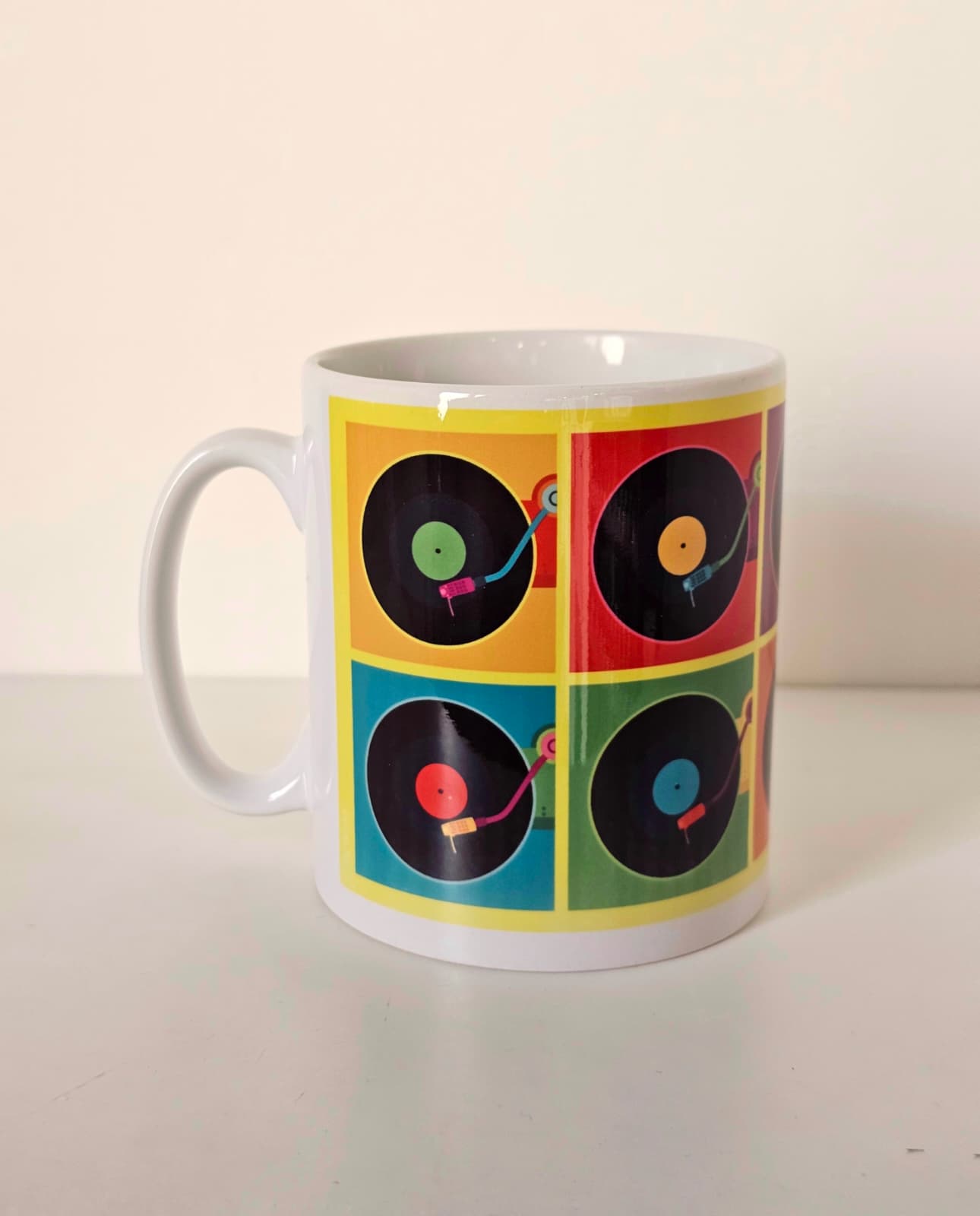 Tazza Dischi in Vinile Pop Art - vista frontale con manico a sinistra