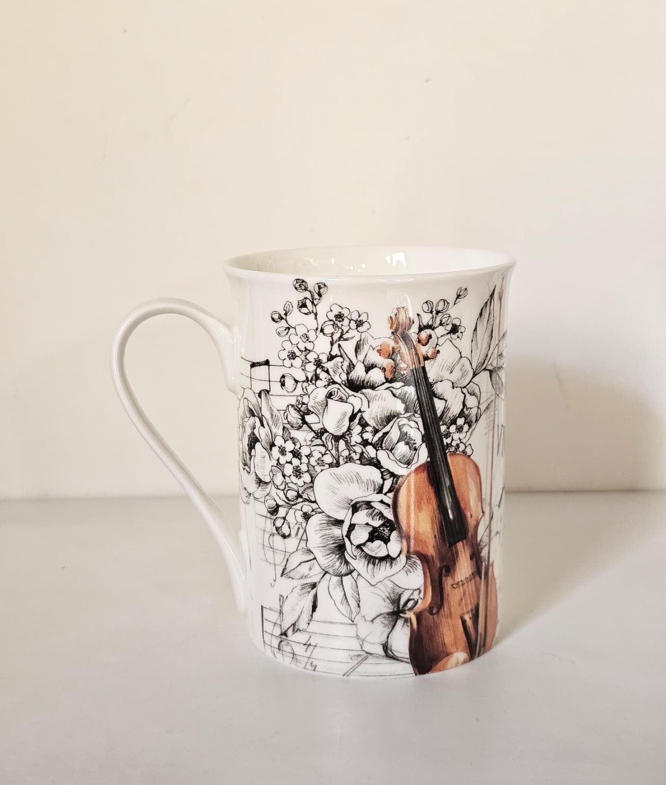 Tazza floreale con violino - vista laterale
