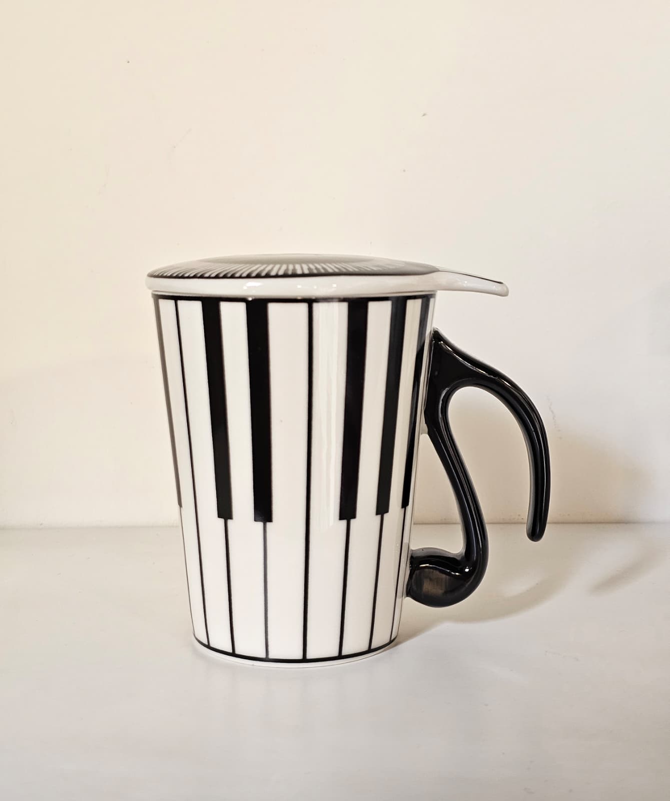 Tazza pianoforte con coperchio e manico a nota musicale - vista frontale