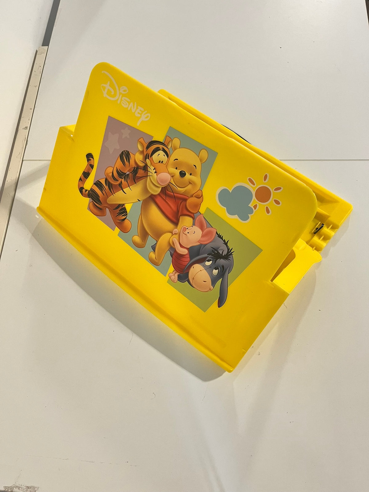 Leggio da tavolo pieghevole Winnie the Pooh giallo in posizione aperta