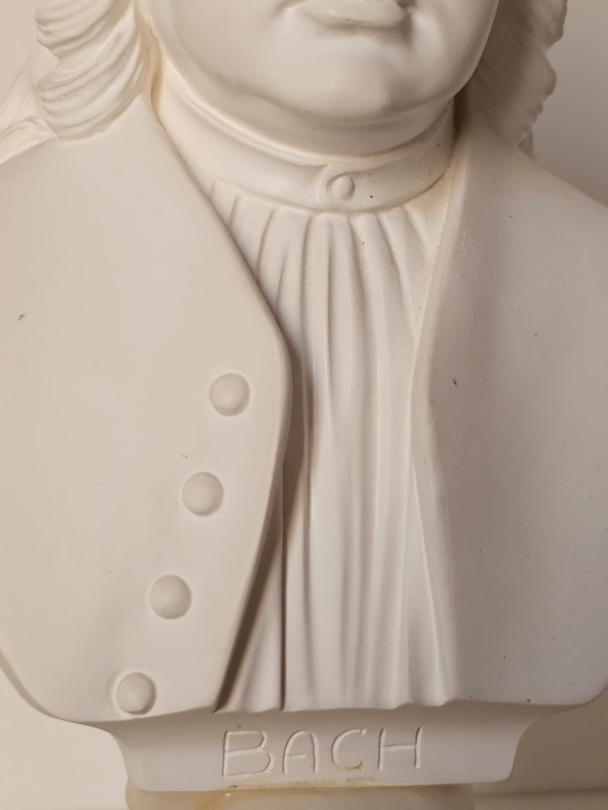 Busto Bach – dettaglio abito e bottoni