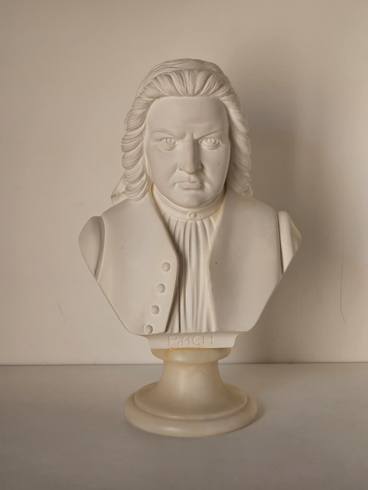 Busto Bach – dettaglio basamento con nome inciso