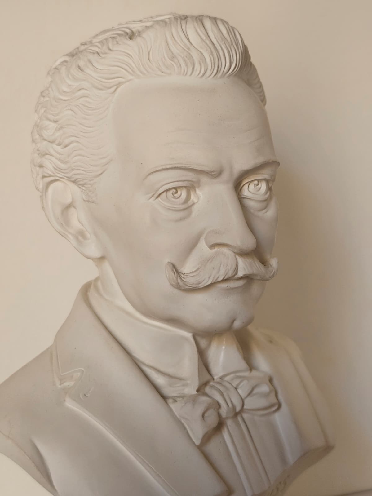 Busto Strauss – dettaglio nome inciso sul basamento