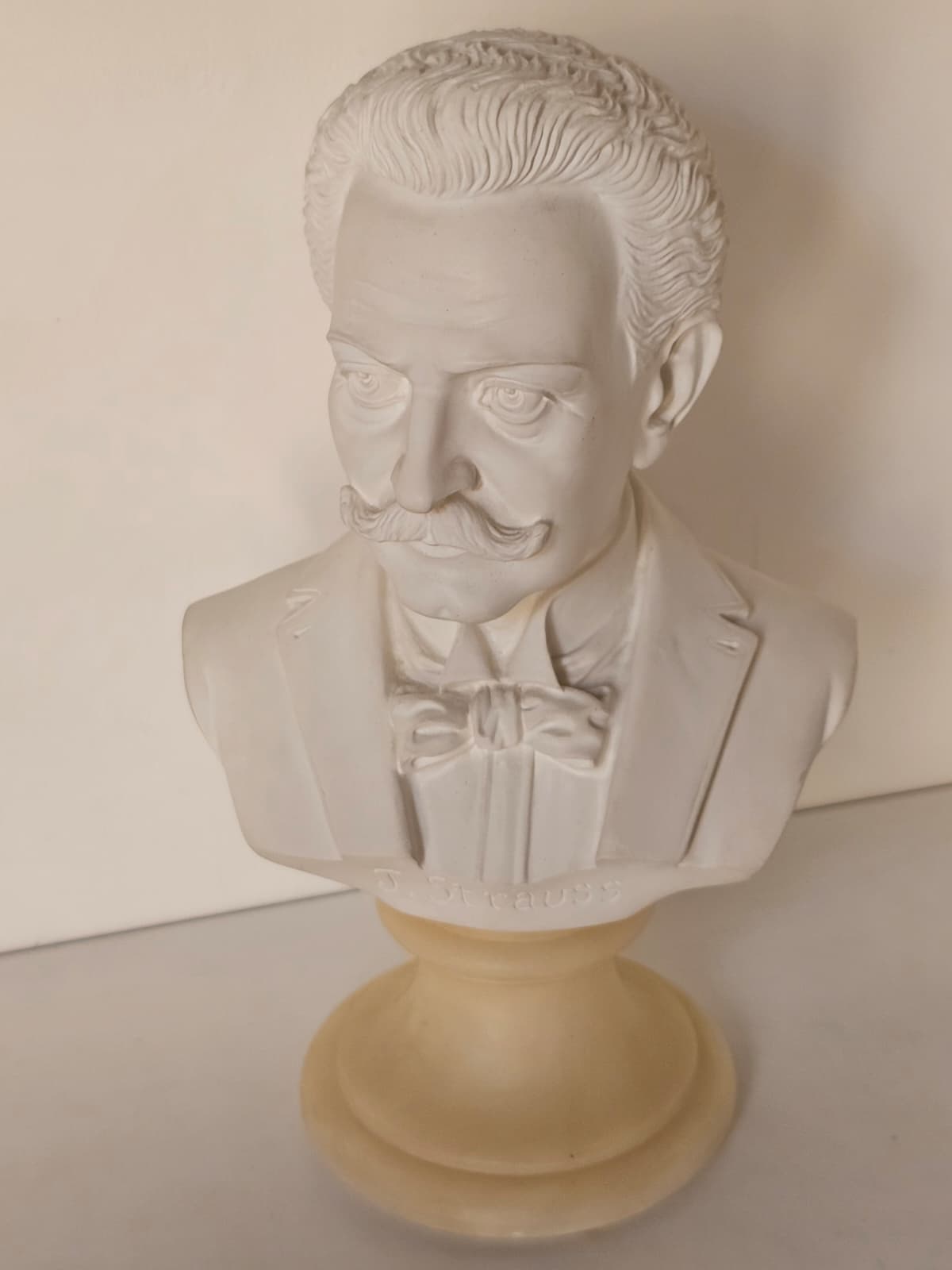 Busto Strauss – dettaglio volto con baffi