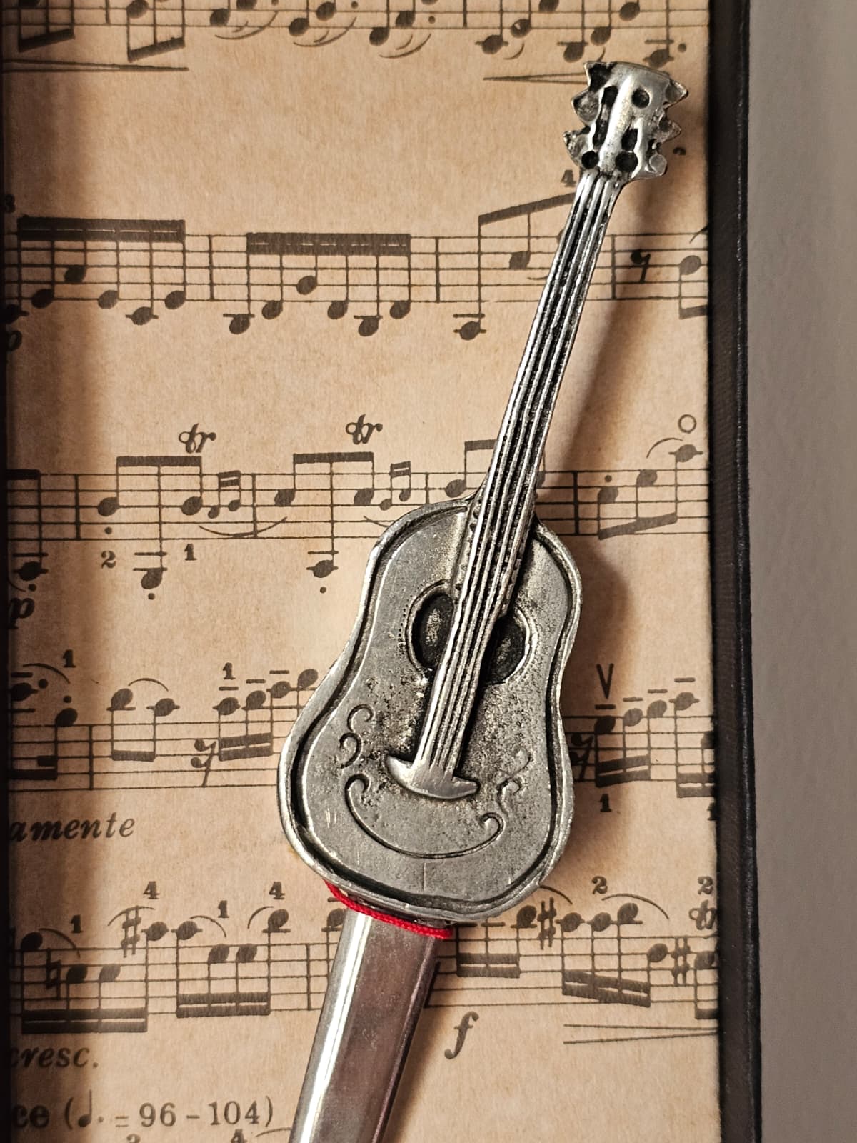 Dettaglio della chitarra decorativa sul tagliacarte