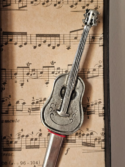Dettaglio della chitarra decorativa sul tagliacarte