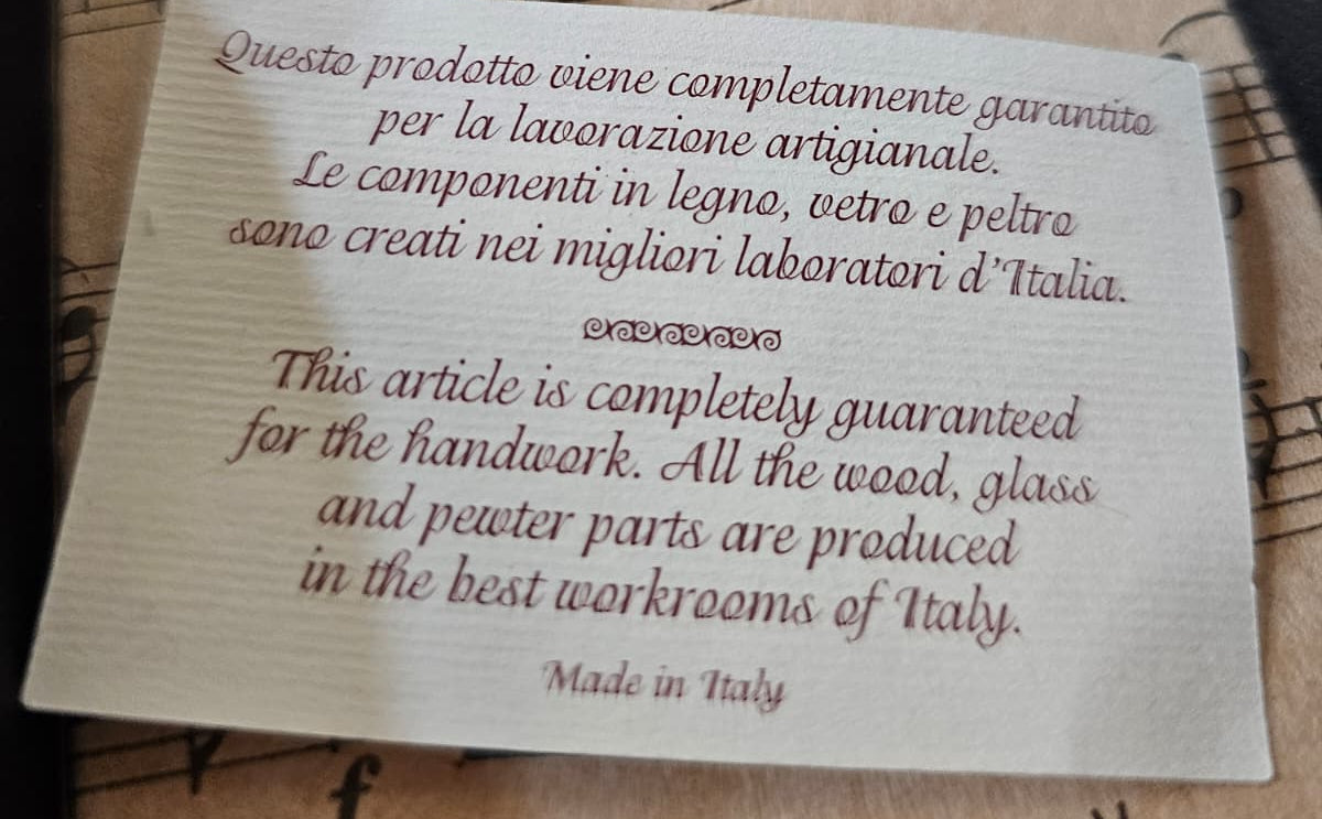 Tagliacarte con chitarra nella confezione con spartito musicale