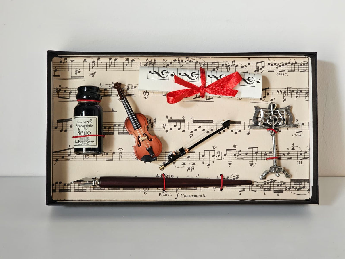 Ambientazione del set da scrittura musicale su scrivania