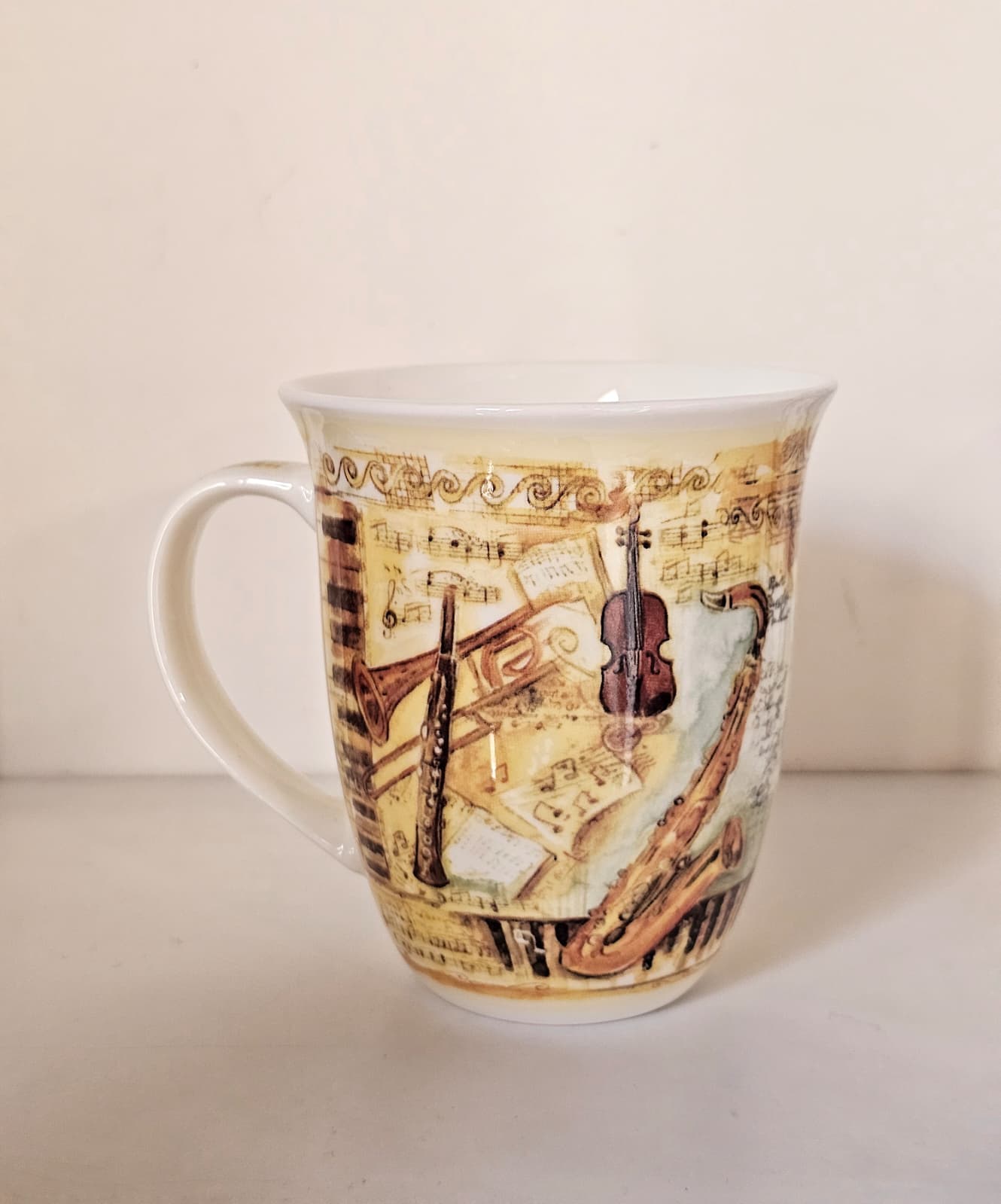 Tazza Orchestra Vintage - vista laterale con violino e spartiti
