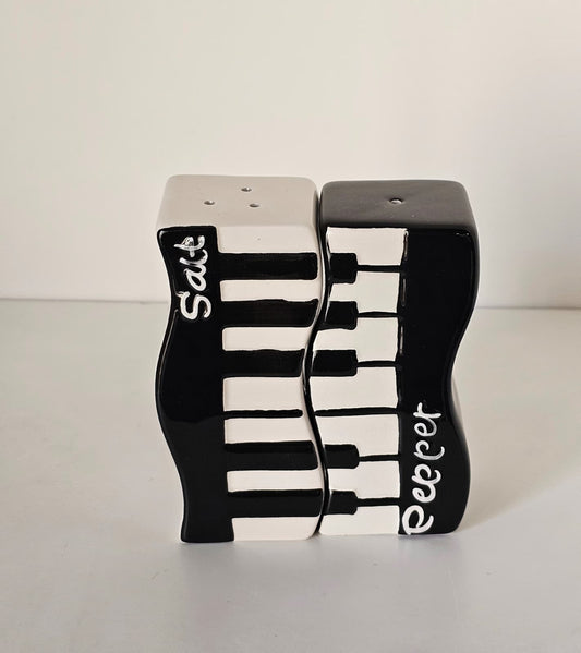 Set sale e pepe pianistico - vista laterale